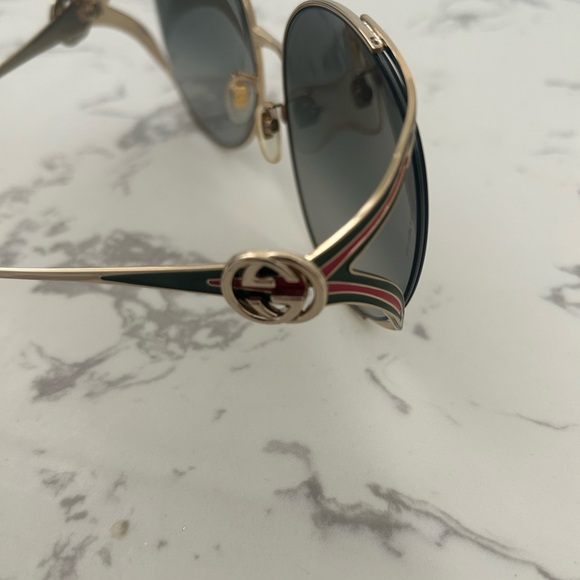 Gucci Oversized Sunglasses Gold Frame - Picture 4 of 5